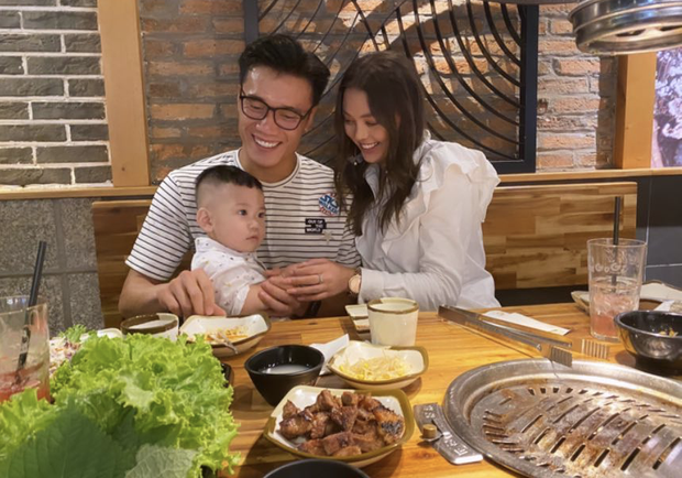 Bùi Tiến Dũng và cô gái lạ mặt cùng bế bé Nhím trông cực tình cảm. Cô nàng cũng khoe thêm rất nhiều khoảnh khắc thân thiết bên người thân của thủ môn CLB TP HCM. "Feel like at home" (Tạm dịch: Cảm thấy như ở nhà), gái xinh viết.