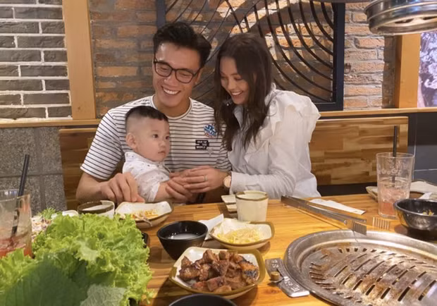 Bùi Tiến Dũng và cô gái lạ mặt cùng bế bé Nhím trông cực tình cảm. Cô nàng cũng khoe thêm rất nhiều khoảnh khắc thân thiết bên người thân của thủ môn CLB TP HCM. "Feel like at home" (Tạm dịch: Cảm thấy như ở nhà), gái xinh viết.