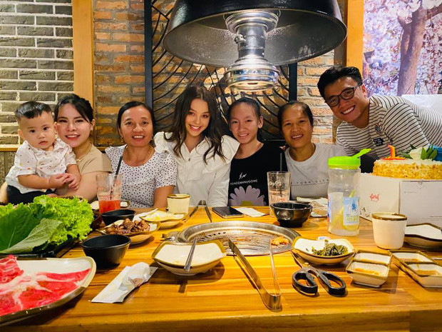 Trong loạt ảnh được chính Bùi Tiến Dũng đăng tải, có thể thấy chàng thủ môn và cô gái lạ mặt ngồi cạnh nhau khá thân thiết.