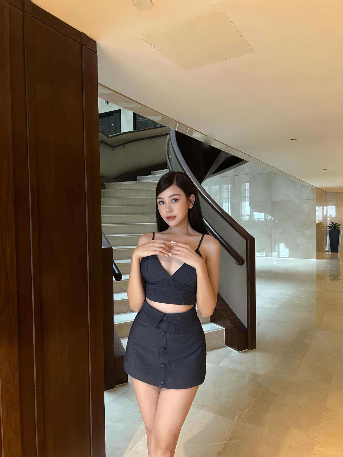 Diệu Thúy có chiều cao nổi bật (1m68) và số đo ba vòng chuẩn: 85-63-93(cm). Với vóc dáng thon gọn và đôi chân dài miên man, cô nàng tự tin diện những bộ thời trang khoe sắc vóc quyến rũ.