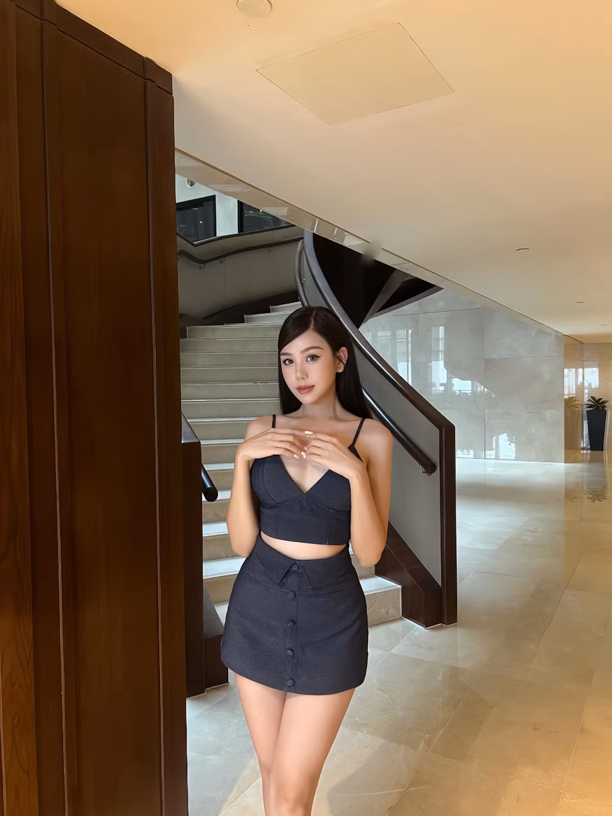 Diệu Thúy có chiều cao nổi bật (1m68) và số đo ba vòng chuẩn: 85-63-93(cm). Với vóc dáng thon gọn và đôi chân dài miên man, cô nàng tự tin diện những bộ thời trang khoe sắc vóc quyến rũ.