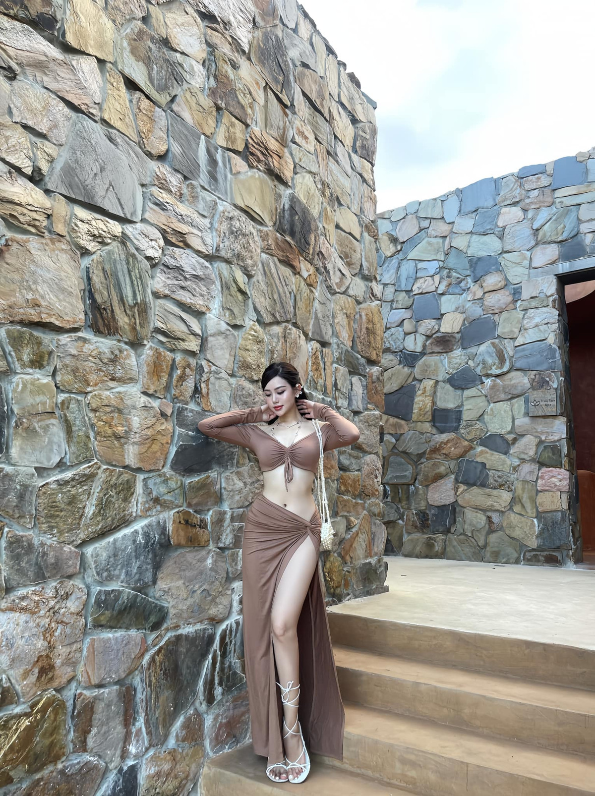 Phùng Diệu Thúy sở hữu vẻ đẹp kiêu sa, thần thái cuốn hút. Cô nàng theo đuổi phong cách thanh lịch, sang trọng không kém phần gợi cảm.