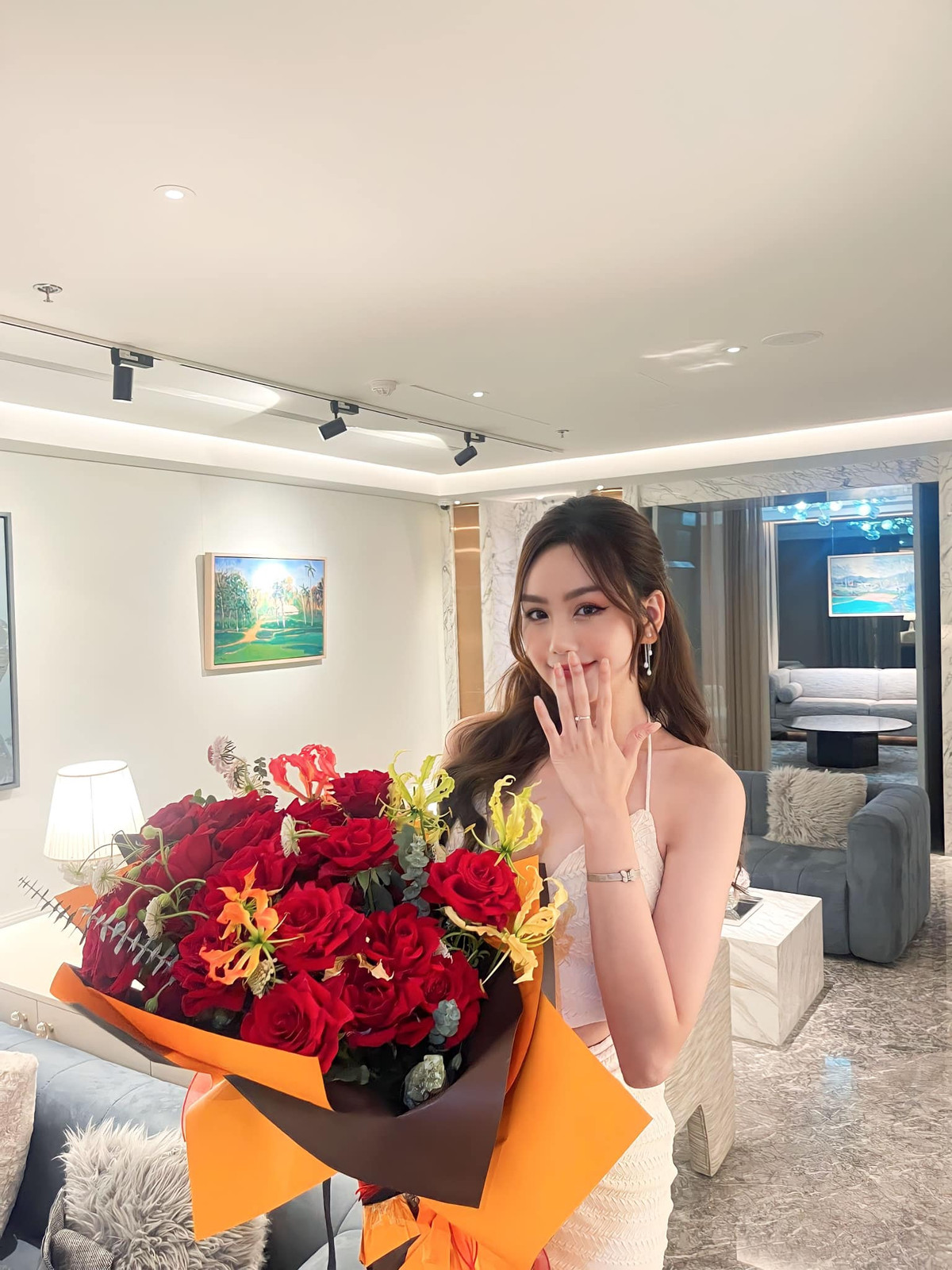 Diệu Thúy tốt nghiệp chuyên ngành ngôn ngữ Bồ Đào Nha của trường Đại học Hà Nội. Cô nàng từng tham gia một nhóm nhảy và có kinh nghiệm đi diễn tại nhiều sự kiện.