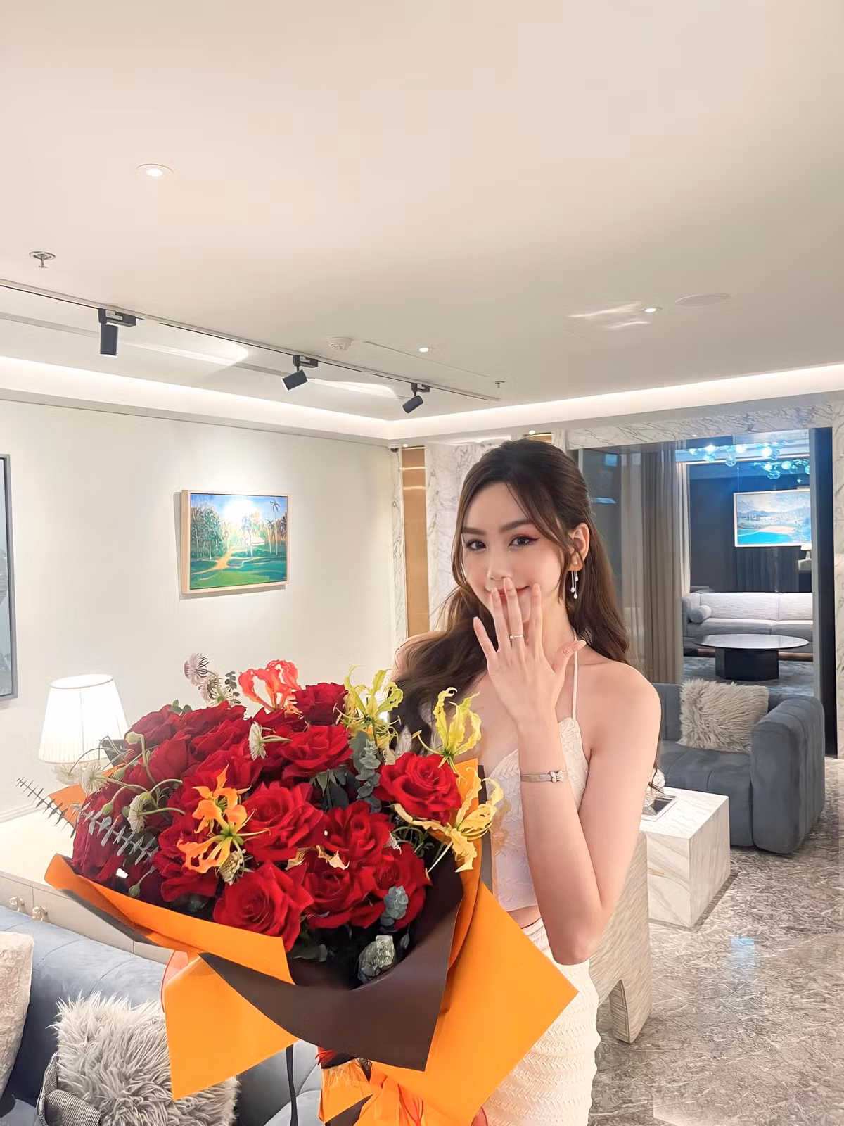 Diệu Thúy tốt nghiệp chuyên ngành ngôn ngữ Bồ Đào Nha của trường Đại học Hà Nội. Cô nàng từng tham gia một nhóm nhảy và có kinh nghiệm đi diễn tại nhiều sự kiện.