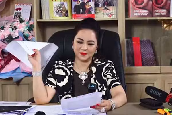 "Quý dị thấy em đẹp không, vậy mà đưa hình em lên mạng như bà ngoại em vậy đó", bà Phương Hằng than thở khi sắc đẹp của bản thân bị dìm không thương tiếc.