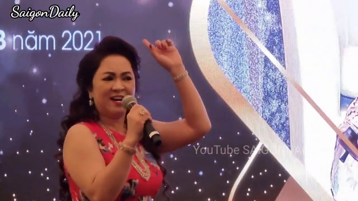 Tuy nhiên, cũng chính vì lí do trên nên bà Phương Hằng gặp không ít chỉ trích. Vậy nên, trong buổi chia sẻ, nữ CEO khu du lịch 6000 tỷ đã thẳng thắn nói về những bình luận trái chiều của cư dân mạng.