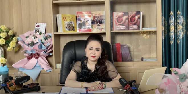 Tuy nhiên, suốt hơn 7 tháng gần đây bà Nguyễn Phương Hằng dường như đã tạm gác lại vai trò của một "bà chủ", bà liên tục xuất hiện trước công chúng với vai trò nữ streamer 50 tuổi.