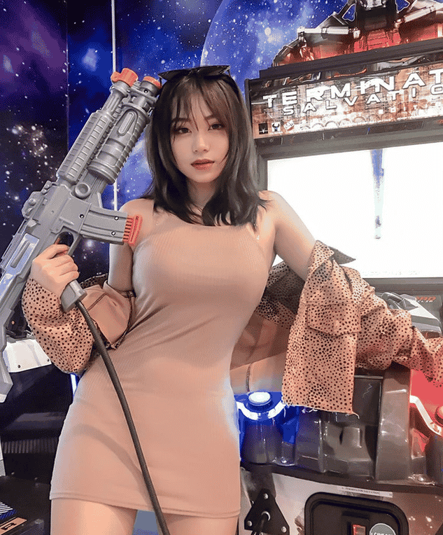 Nên nhận phải những lời như vậy, em trực tiếp bỏ qua thôi. Em cũng đã có bạn trai rồi. Bạn trai cũng quản lý giúp em mạng xã hội nên không để em phải chú tâm vào mấy vấn đề đó đâu". Cô gái sinh năm 2002 cho biết.