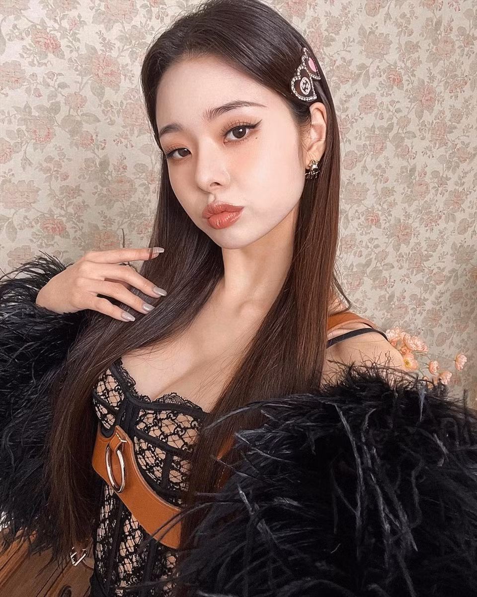 Ji A đã viết: “Xin chào. Tôi là Song Ji A. Lời đầu tiên, tôi xin gửi lời xin lỗi vì sự chậm trễ trong việc đăng tải video này. Và tôi xin lỗi vì đã gây phiền lòng cho nhiều người. Tôi thừa nhận việc sử dụng các sản phẩm hàng giả, điều đã gây tranh cãi gần đây và tôi thừa nhận rằng mọi thứ là lỗi của tôi. Là một YouTuber, lẽ ra tôi phải cẩn trọng trong mọi hành động của mình, nhưng tôi muốn xin lỗi vì đã làm tổn hại giá trị của thương hiệu và gây thất vọng cho những người ủng hộ tôi.” (Tạm dịch).