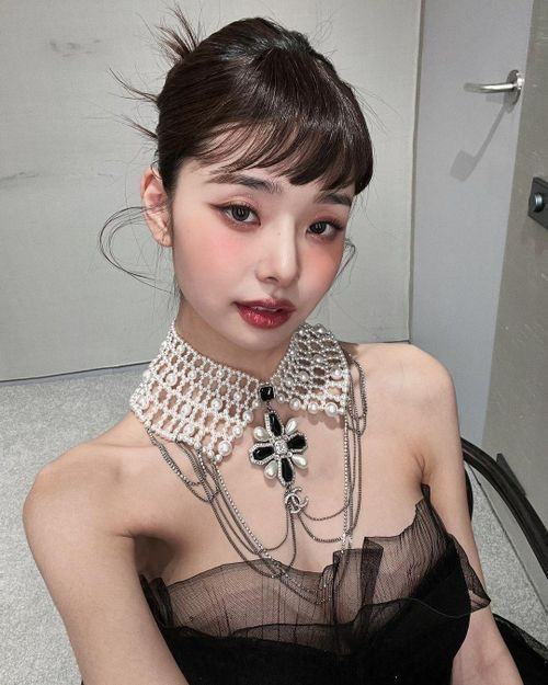 Song Ji A cho thấy bản thân đã lấy lại được sự chú ý và ủng hộ của mọi người sau hơn 1 năm vướng vào tranh cãi sử dụng hàng nhái. Thậm chí, trang Instagram của cô hiện có 4,3 triệu người theo dõi.