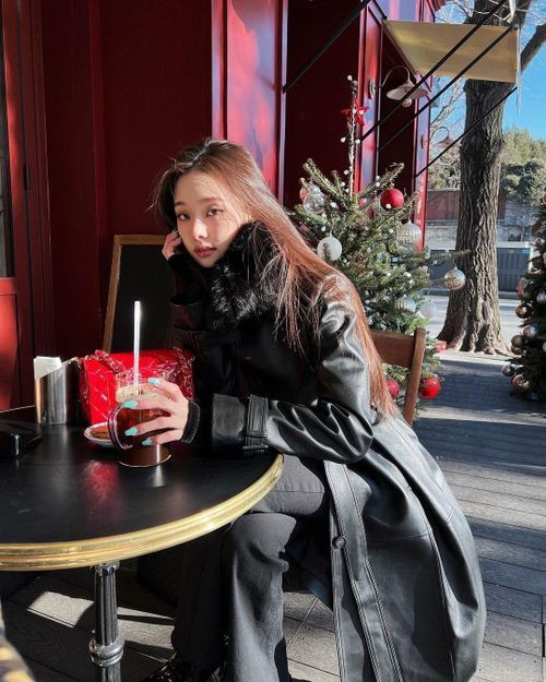 Song Ji A được nhiều người biết tới khi tham gia chương trình hẹn hò Địa ngục độc thân (Single's Inferno). Nhờ vẻ ngoài thu hút và phong cách nói chuyện dễ thương, cô nhanh chóng trở thành thí sinh nổi bật nhất, trang cá nhân cũng tăng lượng theo dõi chóng mặt, từ khoảng 400.000 lên hơn 3 triệu.