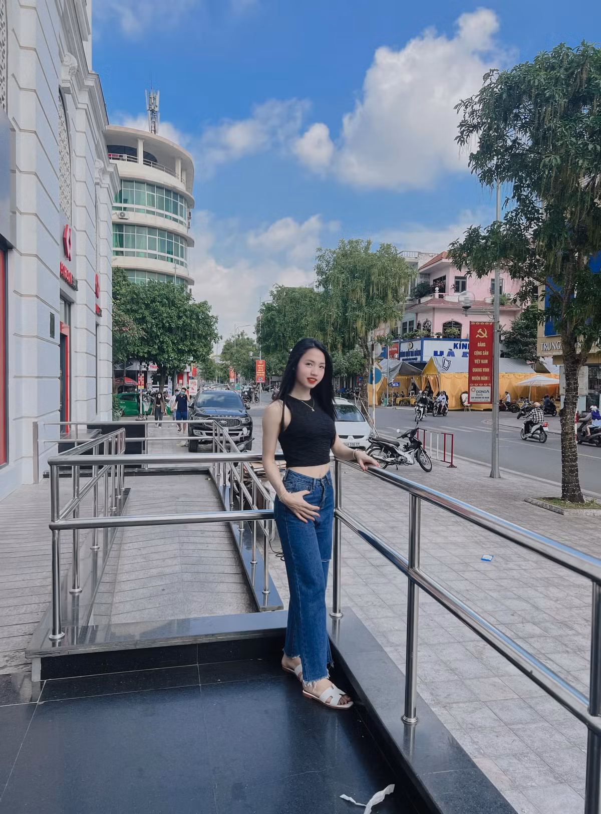 Phong cách đời thường cuốn hút của hậu vệ đội tuyển nữ.