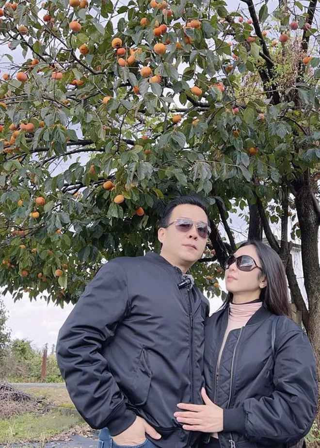 Như để khẳng định thương hiệu mới, chặng đường mới, “vua cá Koi” còn ưu ái để hình đại diện và ảnh bìa fanpage kinh doanh của farm là ảnh vợ trẻ Hà Thanh Xuân đang chơi cùng cá Koi.