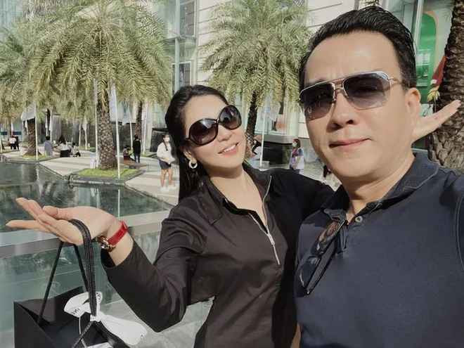 Không nói thêm một lời về những thị phi, doanh nhân sinh năm 1975 này miệt mài làm việc. Anh dành cả quý cuối năm 2022 để đi công tác, hết qua Thái Lan tham quan farm cá Koi lại sang Nhật Bản suốt tháng 10, 11 để “săn lùng” những chú cá khủng, chất lượng cao của mùa thu hoạch năm 2022.