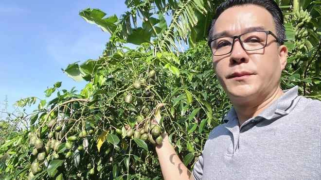 Khi mọi chuyện tạm lắng, “vua cá Koi” đã trở lại với công việc và thoải mái hơn trong việc chia sẻ đời sống riêng tư, công việc hàng ngày của mình.