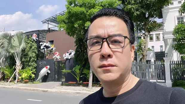 Cặp đôi đã phải đối diện với thị phi, nguồn cơn là trước đó chưa lâu, “vua cá Koi” và vợ cũ còn đăng ảnh hạnh phúc.