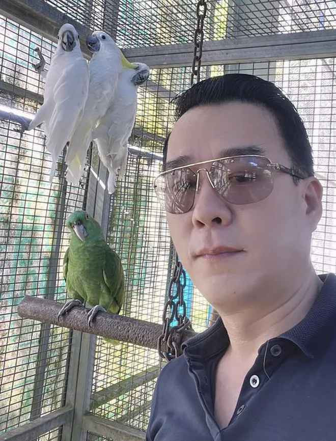 Trước những mũi dùi chỉ trích, “vua cá Koi” và vợ với chọn cách ẩn trang cá nhân một thời gian dài, tránh đôi co với dân mạng.