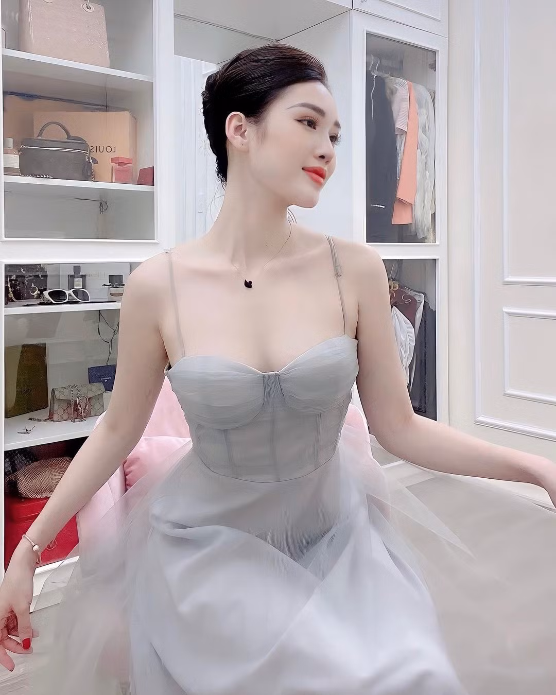 Dù không tham gia hoạt động nghệ thuật nhưng Ngọc Mai vẫn được nhiều người biết đến nhờ ngoại hình xinh đẹp.