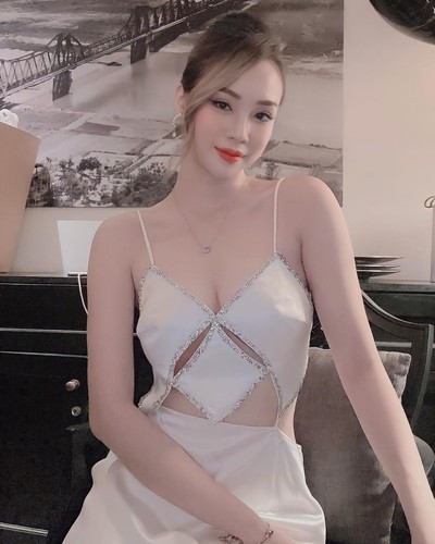 Không chỉ xinh đẹp, cô gái Hải Phòng còn thông minh, giỏi giang. Ngọc Mai từng tốt nghiệp trường Học viện Tài chính (Hà Nội).