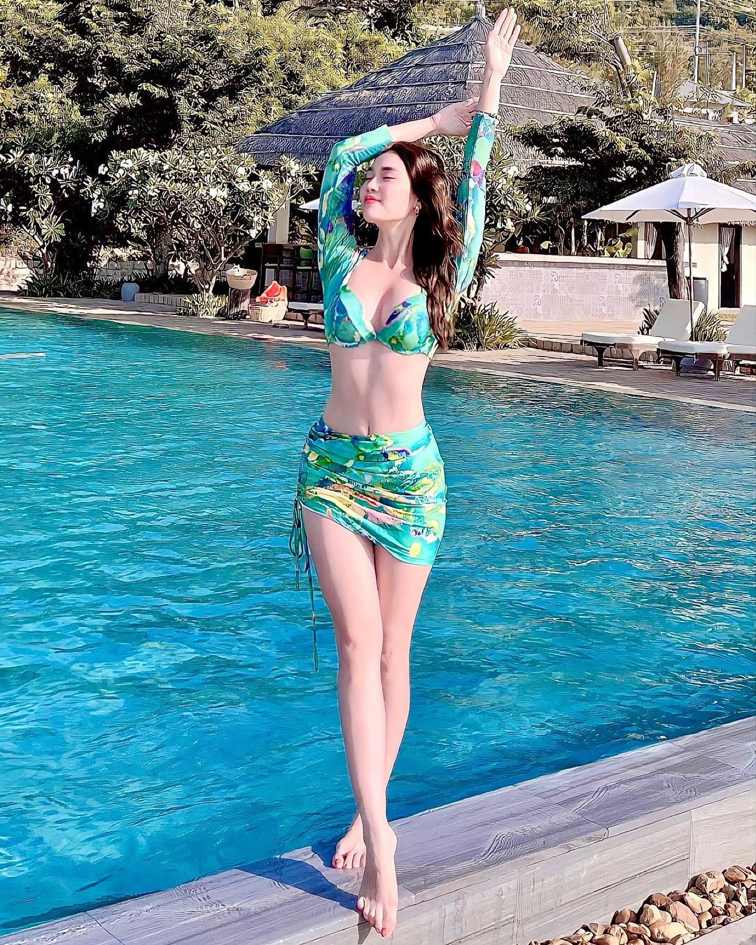 Với Ngọc Mai, cô chọn yoga bay. Đây là loại yoga kết hợp giữa các tư thế yoga truyền thống, pilates, khiêu vũ dưới sự hỗ trợ của chiếc võng đặc biệt.