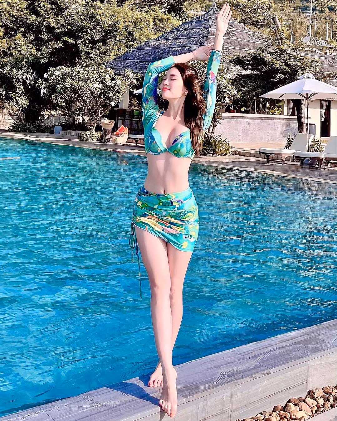 Với Ngọc Mai, cô chọn yoga bay. Đây là loại yoga kết hợp giữa các tư thế yoga truyền thống, pilates, khiêu vũ dưới sự hỗ trợ của chiếc võng đặc biệt.