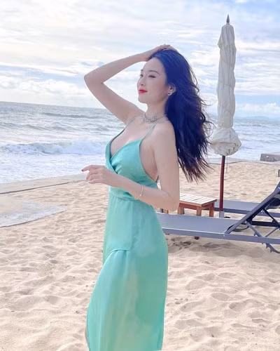 Ở ngoài đời, Ngọc Mai gây ấn tượng bởi sở hữu nhan sắc xinh đẹp cùng thân hình gợi cảm và ghi điểm nhờ gu thời trang quyến rũ, tôn dáng triệt để sau khi rời đồng phục ngành.