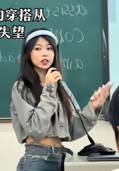 Với nhiều sinh viên, cô giáo ngoại ngữ này còn là hình mẫu lý tưởng về sự tự tin và quyến rũ. Mặc dù trong ngành giáo dục, những bộ trang phục nghiêm túc thường được ưa chuộng, nhưng cô đã chứng minh rằng phong cách cá nhân vẫn có thể kết hợp hài hòa với công việc giảng dạy.