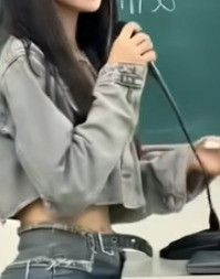 Điều đặc biệt, không phải là những bài giảng hay kiến thức cô chia sẻ, mà là phong cách thời trang của cô.