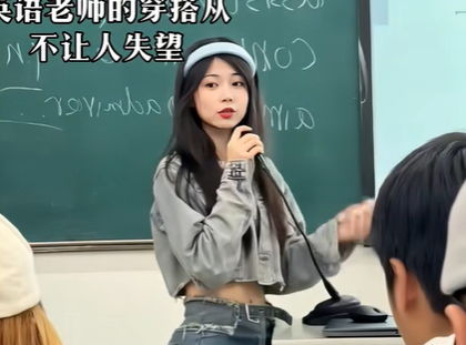 Nhiều người tỏ ra bất ngờ khi biết cô giáo này là một giảng viên ngoại ngữ, vốn đã quen thuộc với hình ảnh nghiêm túc, truyền tải kiến thức trong lớp học.