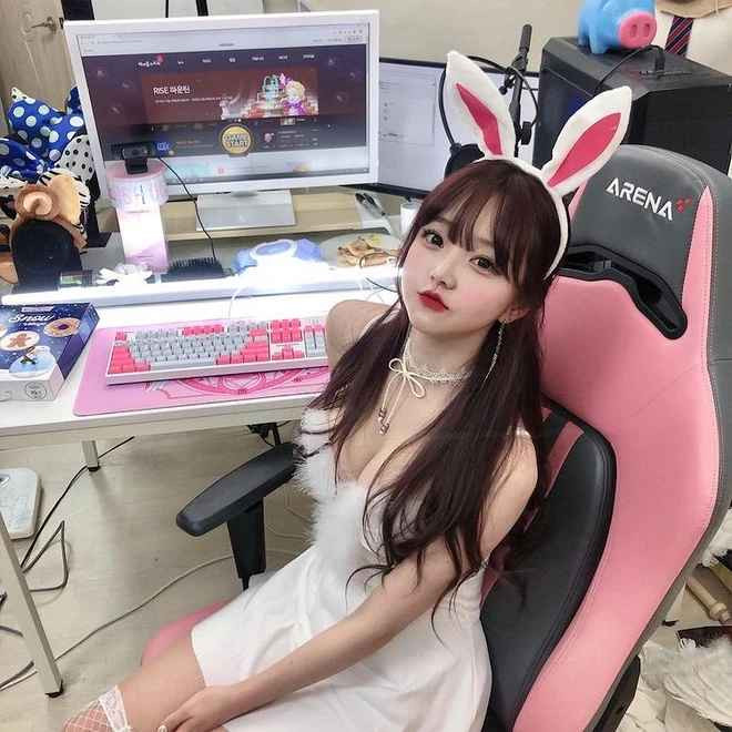 Park Min Jung (sinh năm 1995) được biết đến là streamer sở hữu lượng fan đông đảo nhất nhì Afreecatv - nền tảng phát trực tiếp phổ biến tại Hàn Quốc.