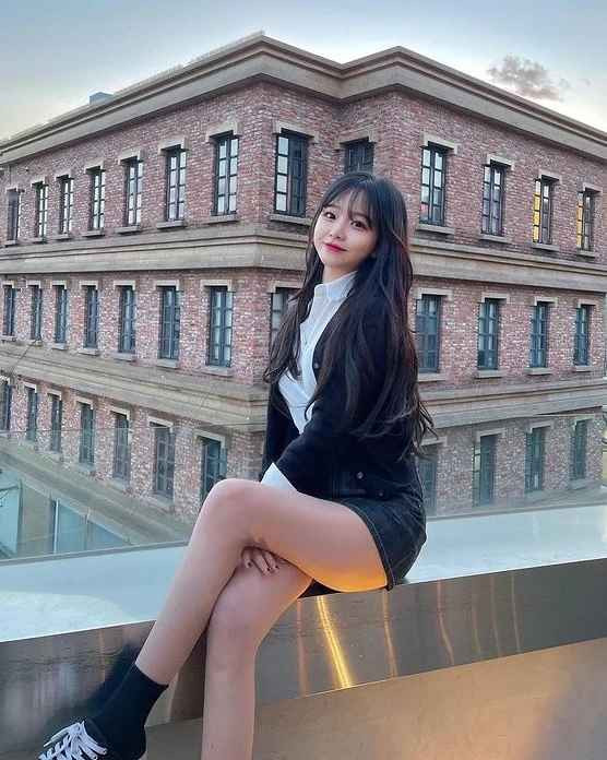 Trong thời gian làm nhân viên quán sushi cao cấp, Min Jung từng được khách cho tiền tip “vì xinh đẹp”. Tuy nhiên, cô cũng không ít lần bị khách nam trêu chọc, ép uống rượu.