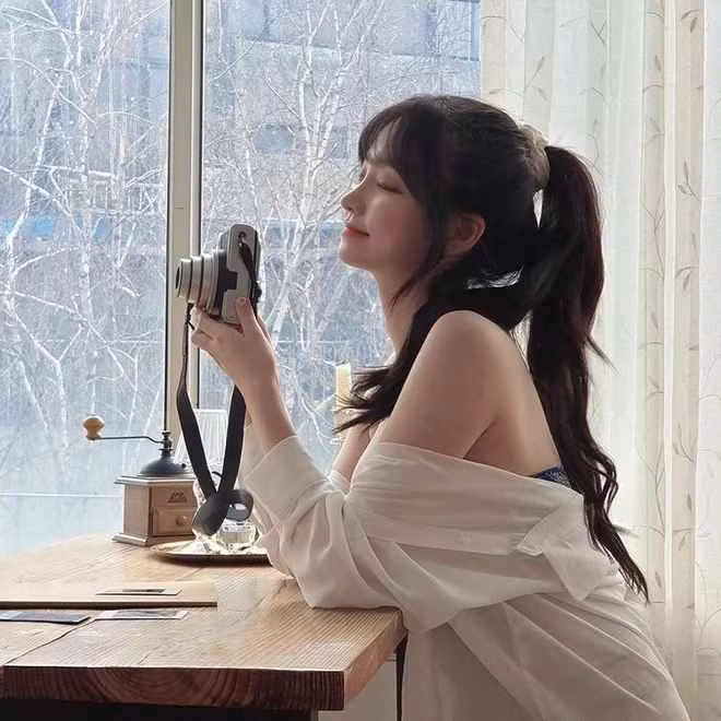 Trong các buổi livestream, Park Min Jung thường chia sẻ với fan về cuộc sống cá nhân. Cô tiết lộ bản thân trải qua nhiều công việc khác nhau trước khi trở thành streamer.