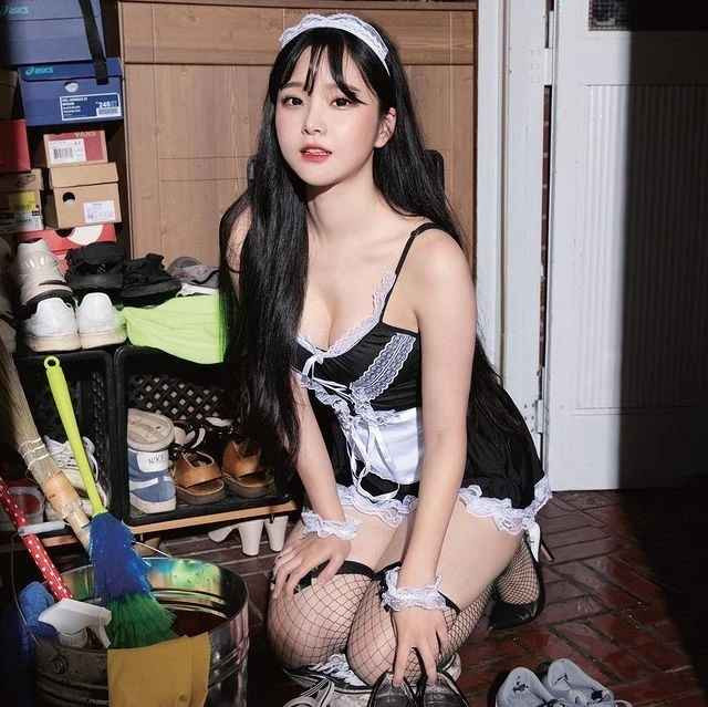 Cũng vì ngoại hình gợi cảm, Park Min Jung từng bị quấy rối ở quán bar, ghép mặt vào ảnh nhạy cảm trên mạng hay nhận được tin nhắn có nội dung riêng tư.