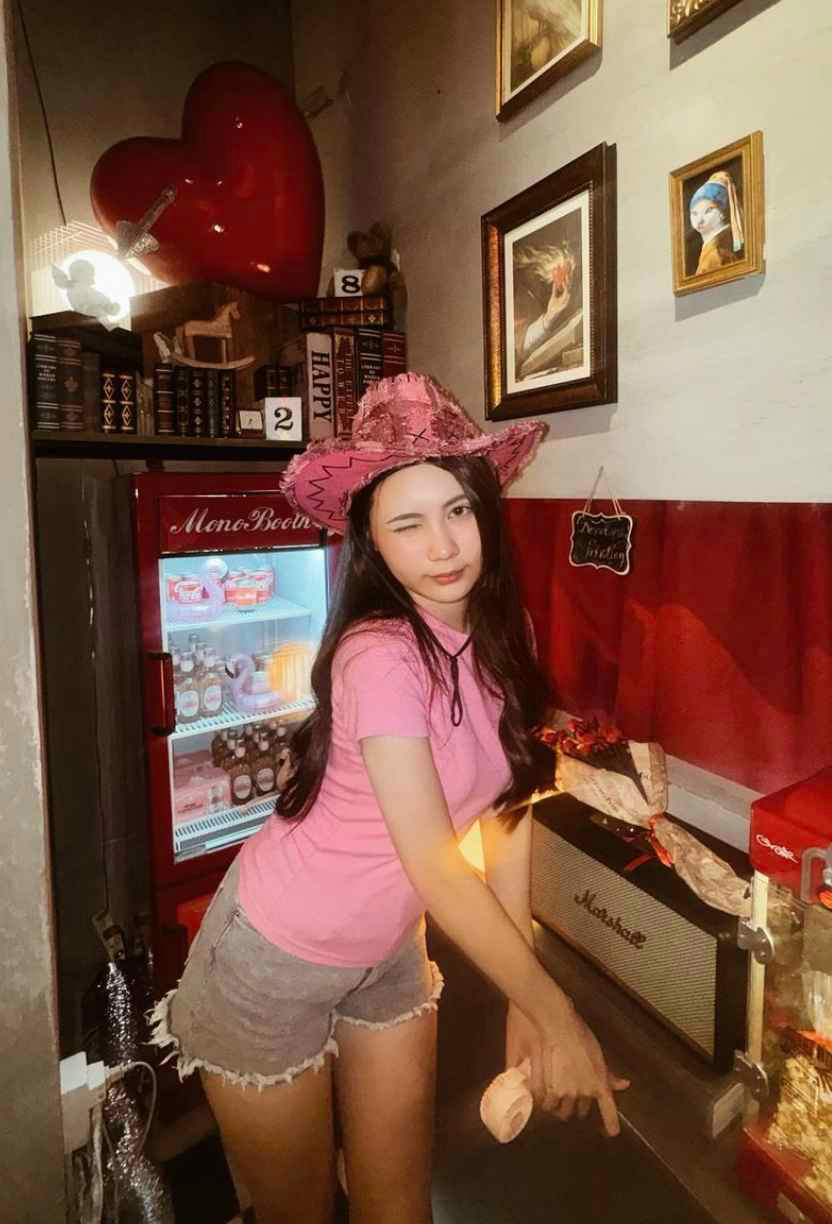 Thậm chí, với visual này khi đứng cạnh Lọ Lem, Hạt Dẻ được nhận xét “nhỉnh hơn” vì quá slay. Thần thái của con gái út MC Quyền Linh cũng là điều ghi điểm trong mắt cộng đồng mạng.