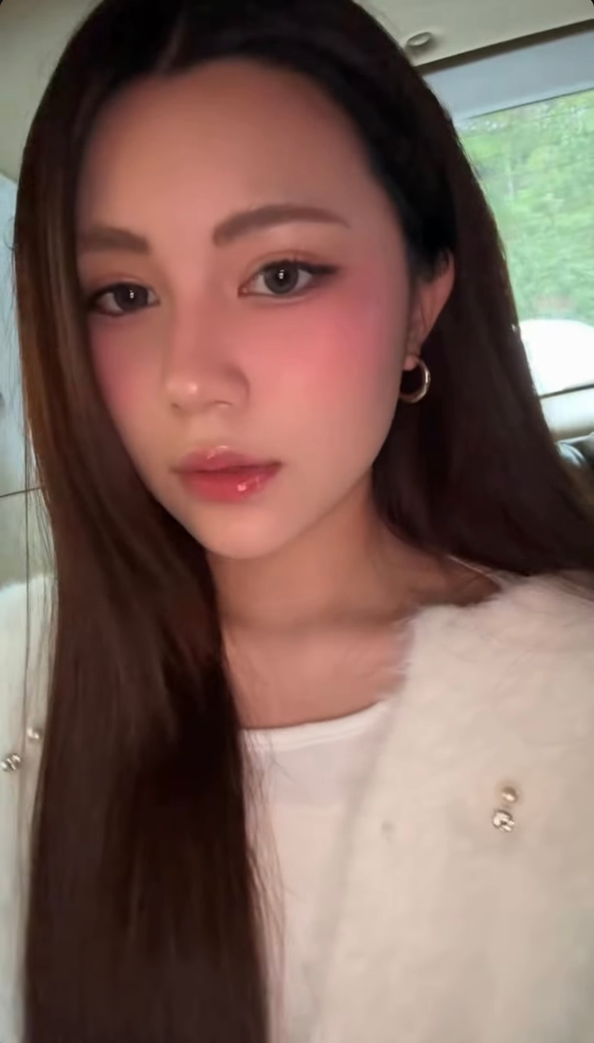 Hạt Dẻ cũng có chiều cao đáng ngưỡng mộ 1m70, đôi chân dài thẳng tắp, vòng eo phẳng lì.