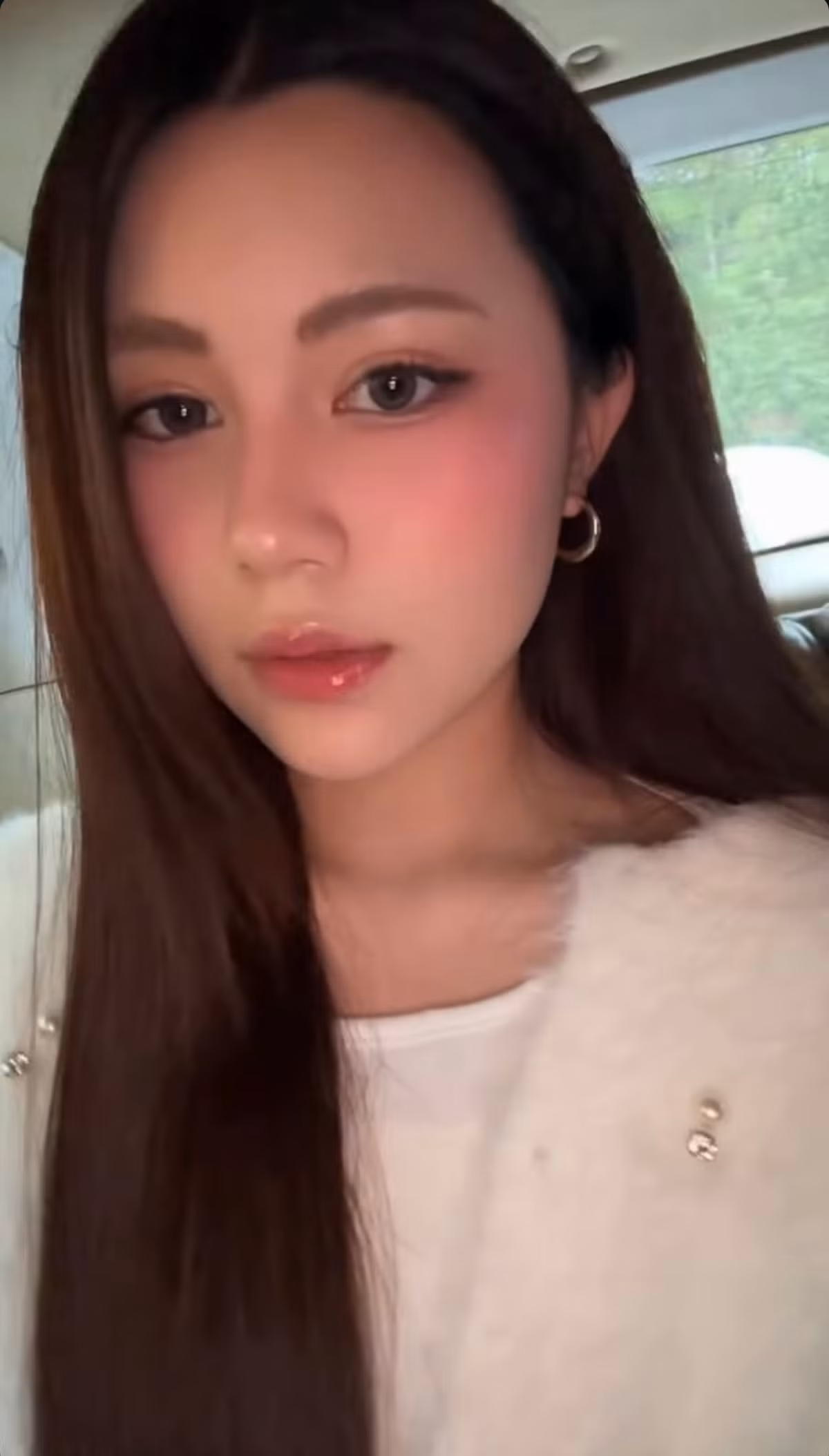 Hạt Dẻ cũng có chiều cao đáng ngưỡng mộ 1m70, đôi chân dài thẳng tắp, vòng eo phẳng lì.