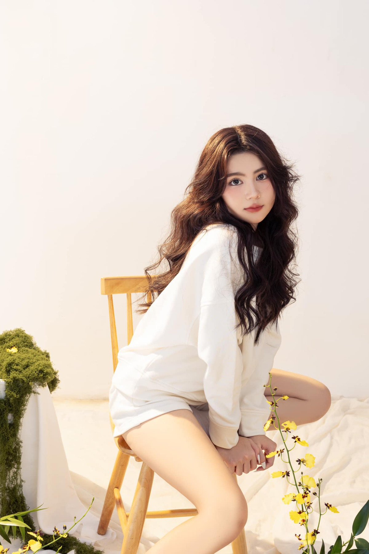 Thời gian gần đây, Hạt Dẻ và chị gái Lọ Lem chịu khó xuất hiện cùng bố mẹ trong các sự kiện giải trí. Cặp chị em này đi đến đâu đều nhận được vô vàn lời khen từ diện mạo đến tính cách. Cả hai luôn thể hiện cách ứng xử lịch thiệp, tinh tế và lễ phép khi ở nơi đông người.