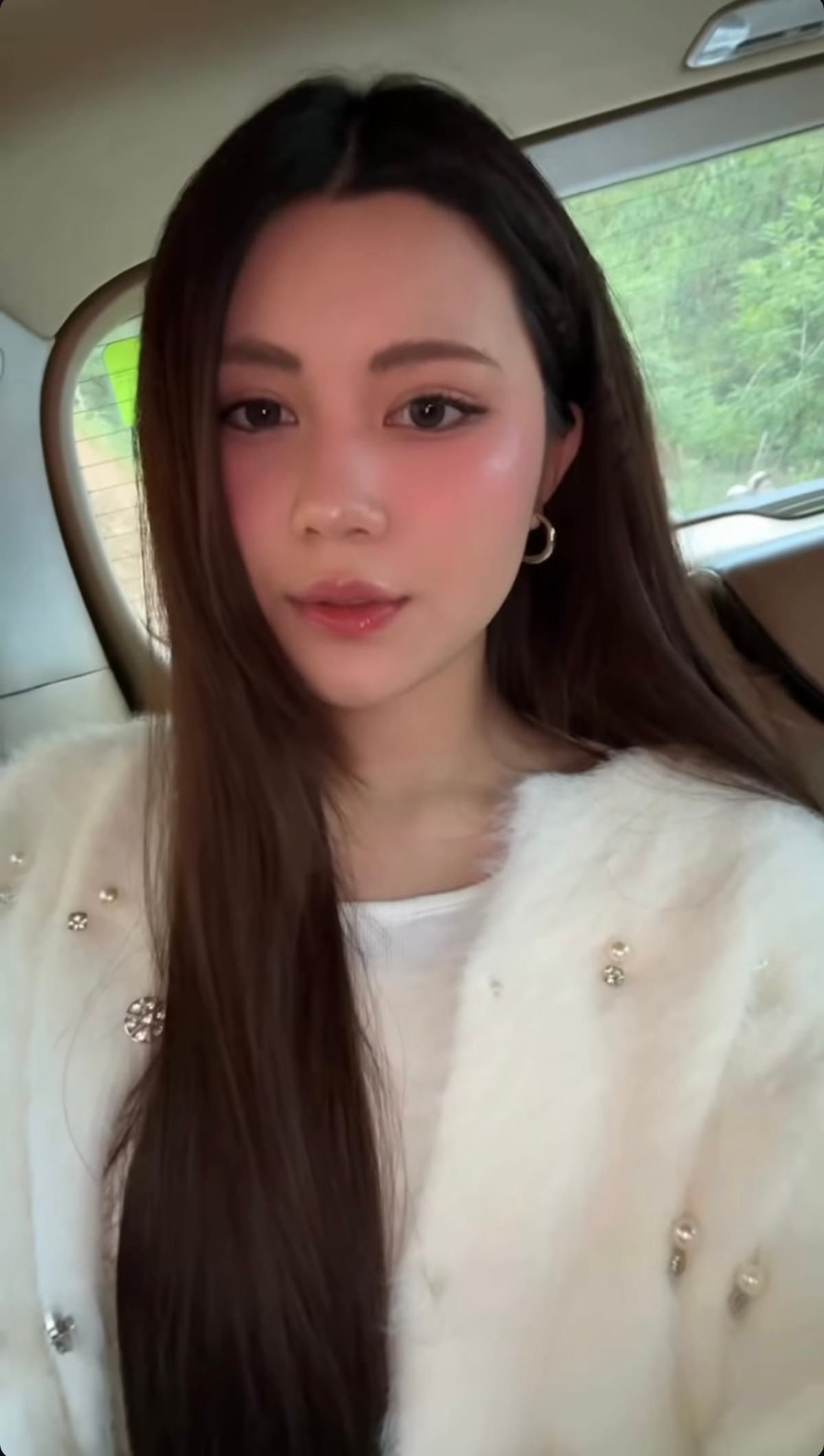 Không chỉ sở hữu gương mặt xinh đẹp, có nét lai Tây, nhiều người cũng phải trầm trồ với body của Hạt Dẻ.