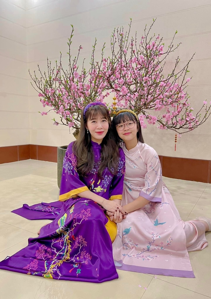 Ngay từ nhỏ cô bé đã được cùng mẹ vi vu 16 nước trên thế giới, nên khả năng ngoại ngữ và sự hoạt ngôn của An Nhiên được trau dồi từ sớm và ngày càng tiến bộ.