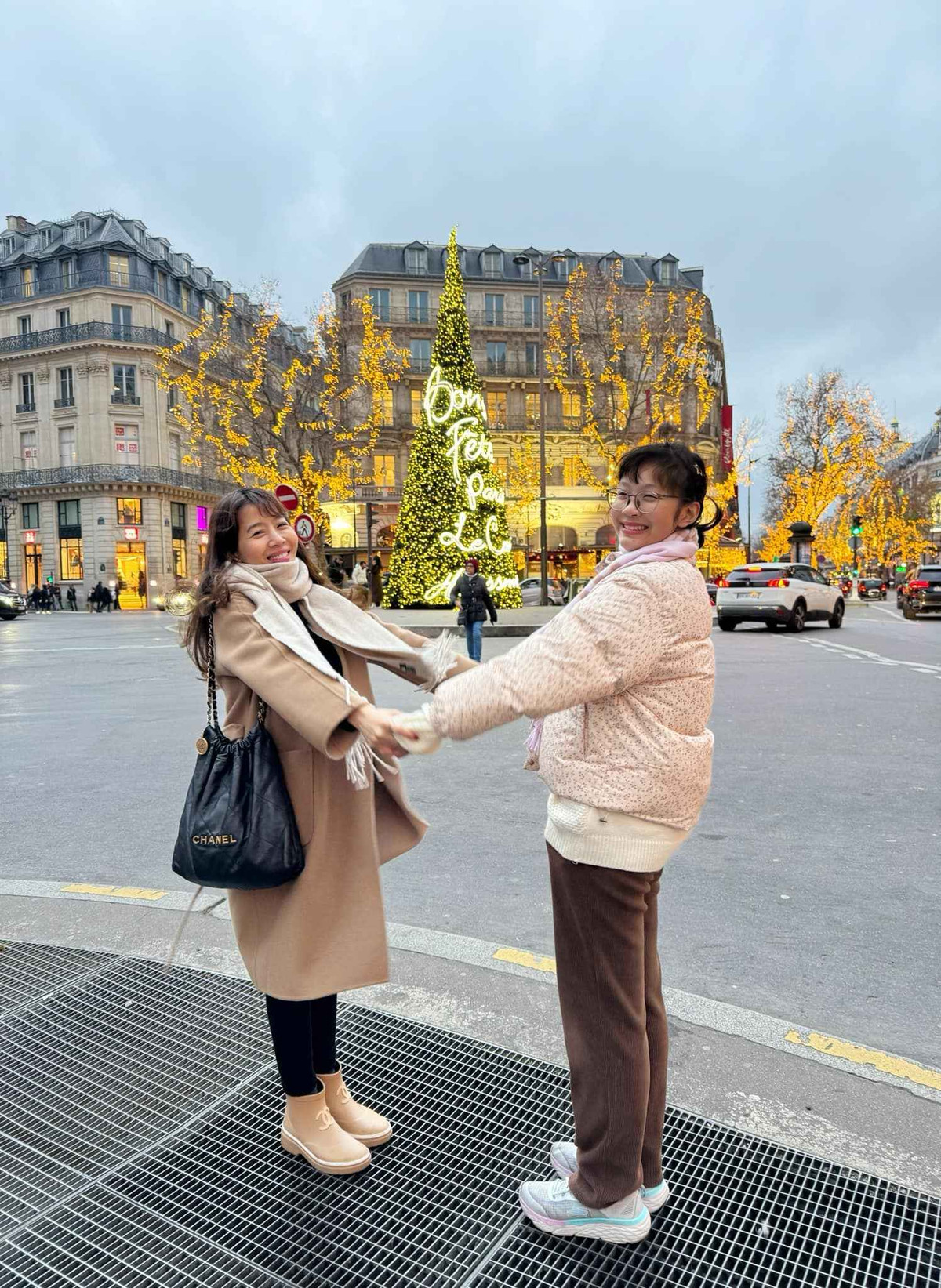 Hai mẹ con MC Diệp Chi dường như gắn bó "như hình với bóng". Ngoài những sự kiện thường ngày, hai mẹ con còn tranh thủ vi vu khắp nơi.