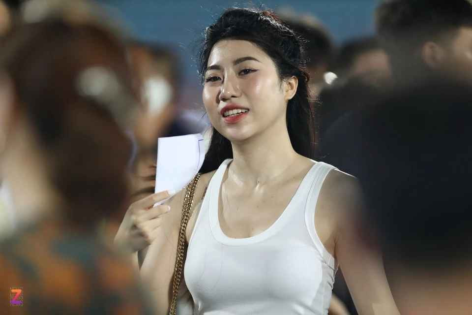 Nguyễn Nụ sinh năm 1997, rất nổi tiếng trên mạng xã hội không chỉ bởi tên tuổi của anh trai mà còn bởi nhan sắc thu hút. Ảnh: Zing