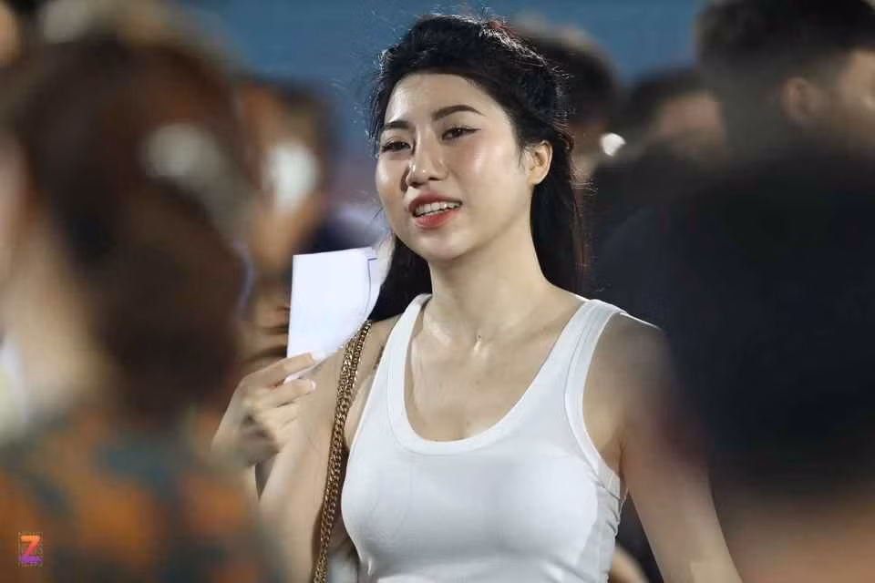 Nguyễn Nụ sinh năm 1997, rất nổi tiếng trên mạng xã hội không chỉ bởi tên tuổi của anh trai mà còn bởi nhan sắc thu hút. Ảnh: Zing