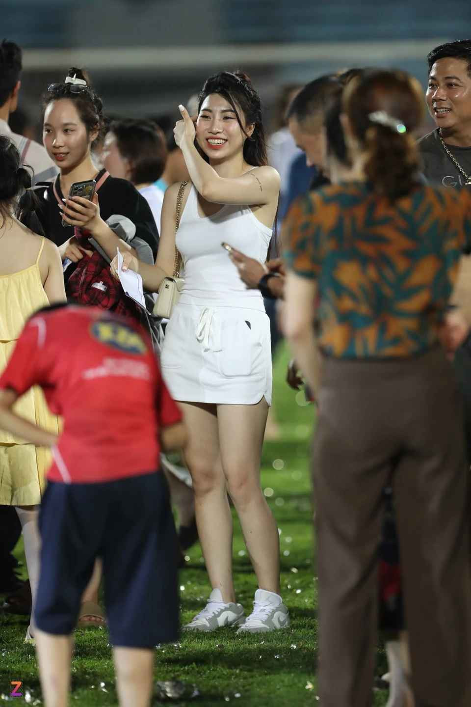 Trên môi Nguyễn Nụ luôn nở nụ cười khi xuống sân chúc mừng người anh trai. Ảnh: Zing