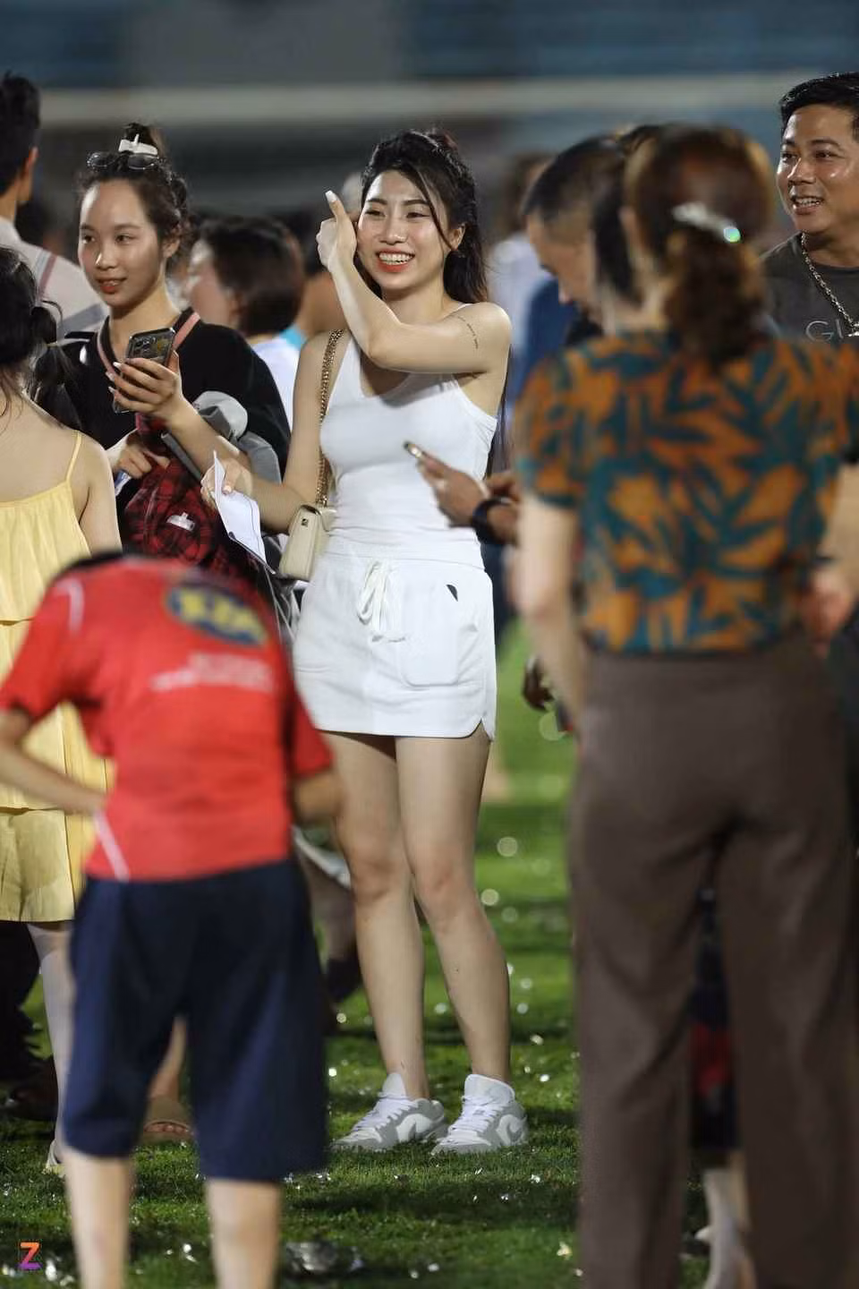 Trên môi Nguyễn Nụ luôn nở nụ cười khi xuống sân chúc mừng người anh trai. Ảnh: Zing