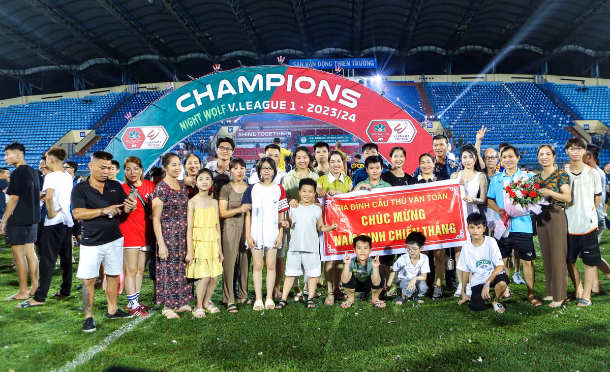Ngay sau lễ đăng quang chức vô địch V-League 2023-2024 của CLB Nam Định, gia đình Nguyễn Văn Toàn xuống sân để chia vui cùng cầu thủ. Em gái Nguyễn Thị Nụ của Toàn gây chú ý với diện mạo nổi bật.