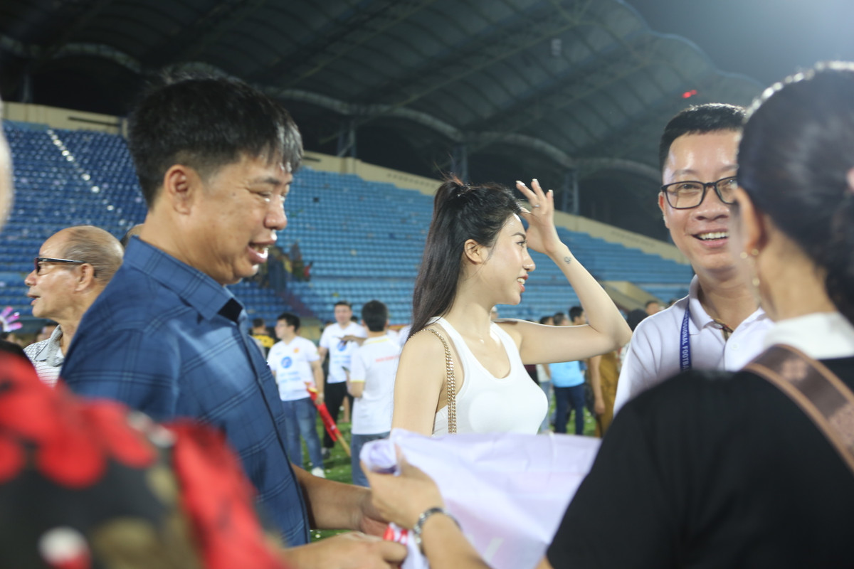 Xuất hiện trong ngày vui của anh trai, Nguyễn Nụ diện bộ đồ khá gợi cảm màu trắng.