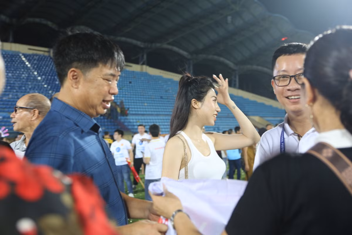 Xuất hiện trong ngày vui của anh trai, Nguyễn Nụ diện bộ đồ khá gợi cảm màu trắng.