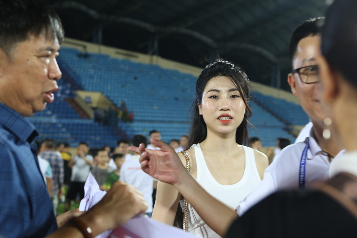 Em gái Văn Toàn gây chú ý với làn da trắng "phát sáng".