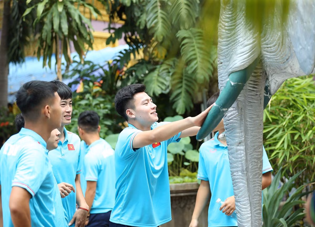 Bắt chước Văn Tùng, Tuấn Tài cũng làm hành động tương tự.