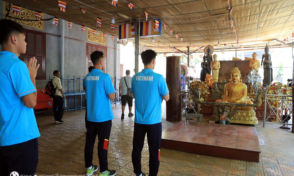 Wat Ounalom là một trong 5 ngôi Già lam Phật địa ban đầu của Phnom Penh, khi thành phố trở thành thủ đô của vương quốc Campuchia.